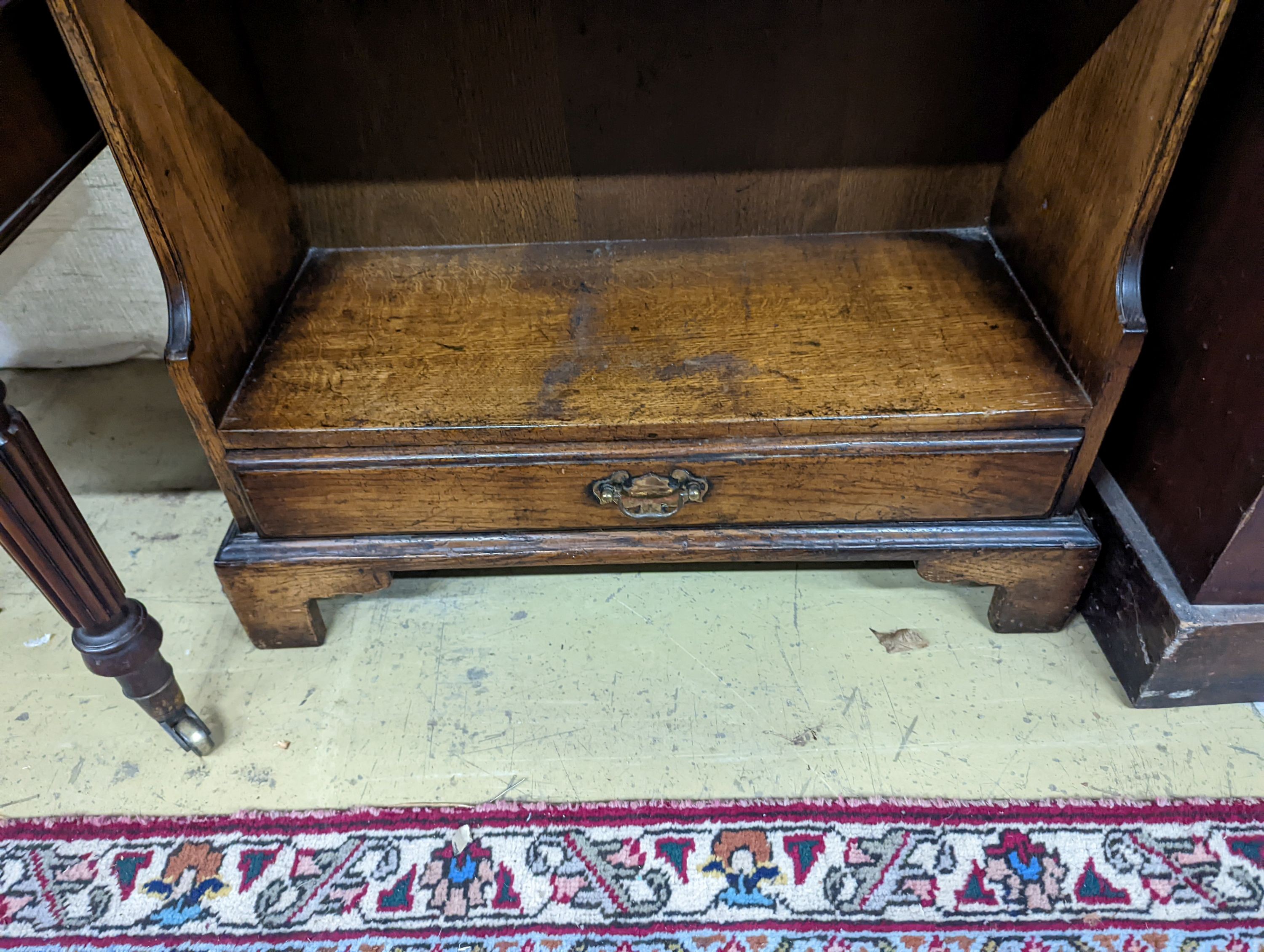 A reproduction 18th century style oak graduated open bookcase, width 60cm, depth 27cm, height 104cm